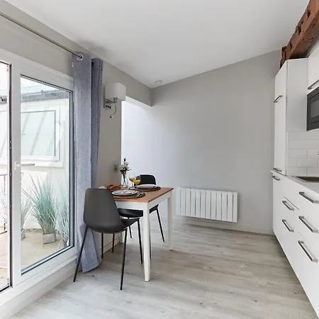 St Germain Des Pres With Balcony - Cityapartmentstay * Paryż